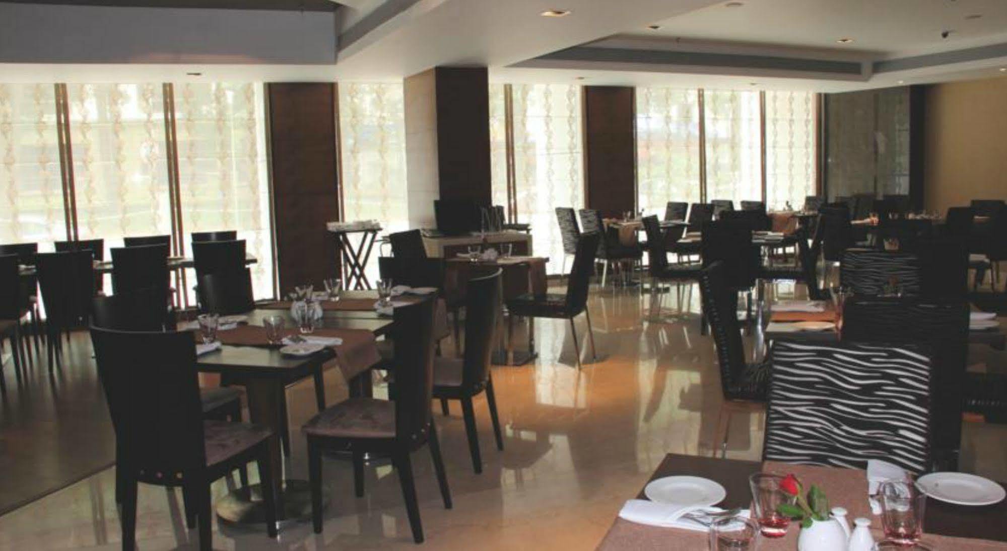 Ramada By Wyndham Navi Mumbai Exterior foto
